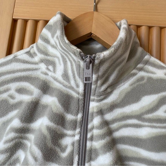 Aritzia tna zebra print polar fleece quarter zip white grey - Picture 2 of 8